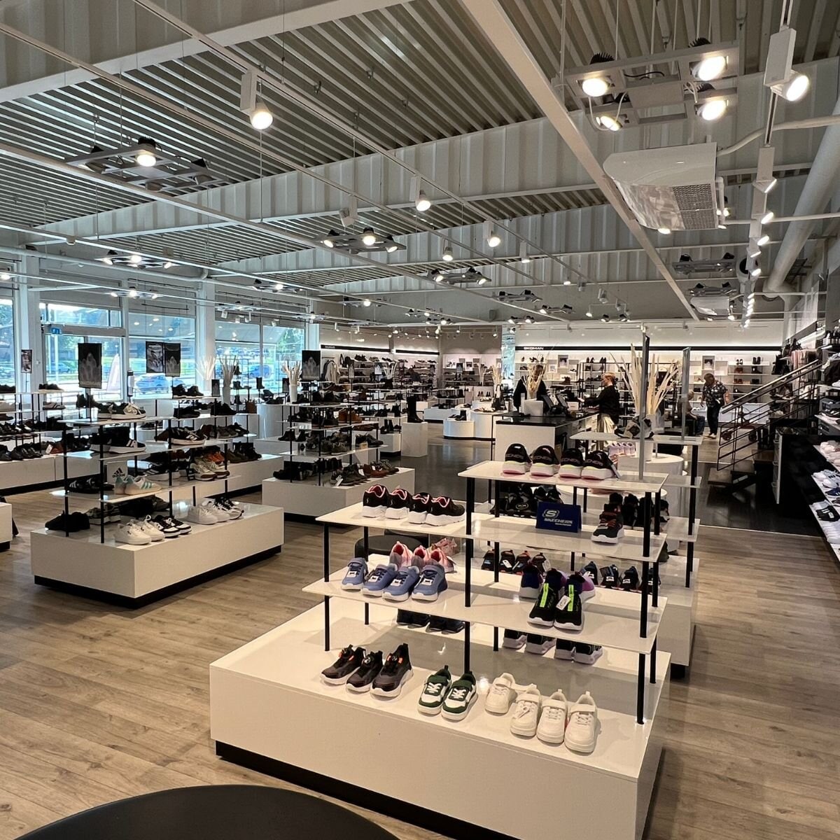 https://www.skoman.se/pub_docs/files/11-SKOMAN-Norrtalje-butik.jpg