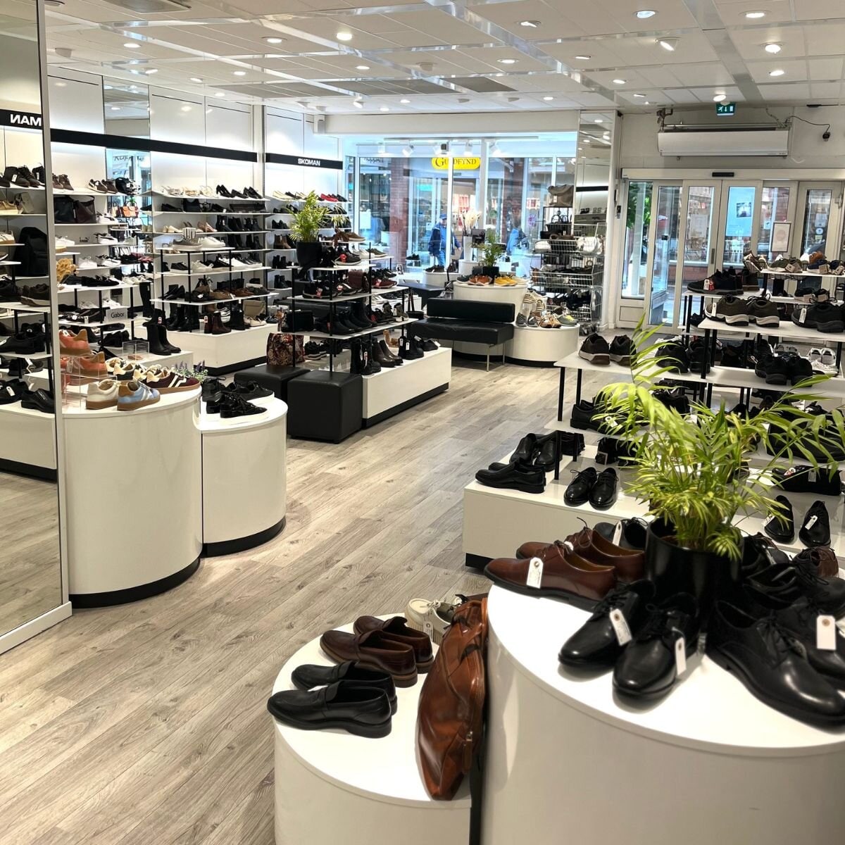 https://www.skoman.se/pub_docs/files/SKOMAN-Huddinge-centrum-butik-1.jpg