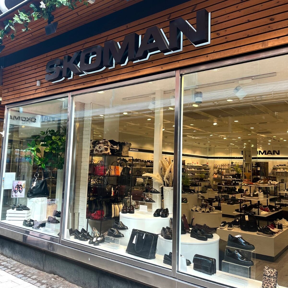 https://www.skoman.se/pub_docs/files/SKOMAN-Huddinge-centrum-utifran.jpg