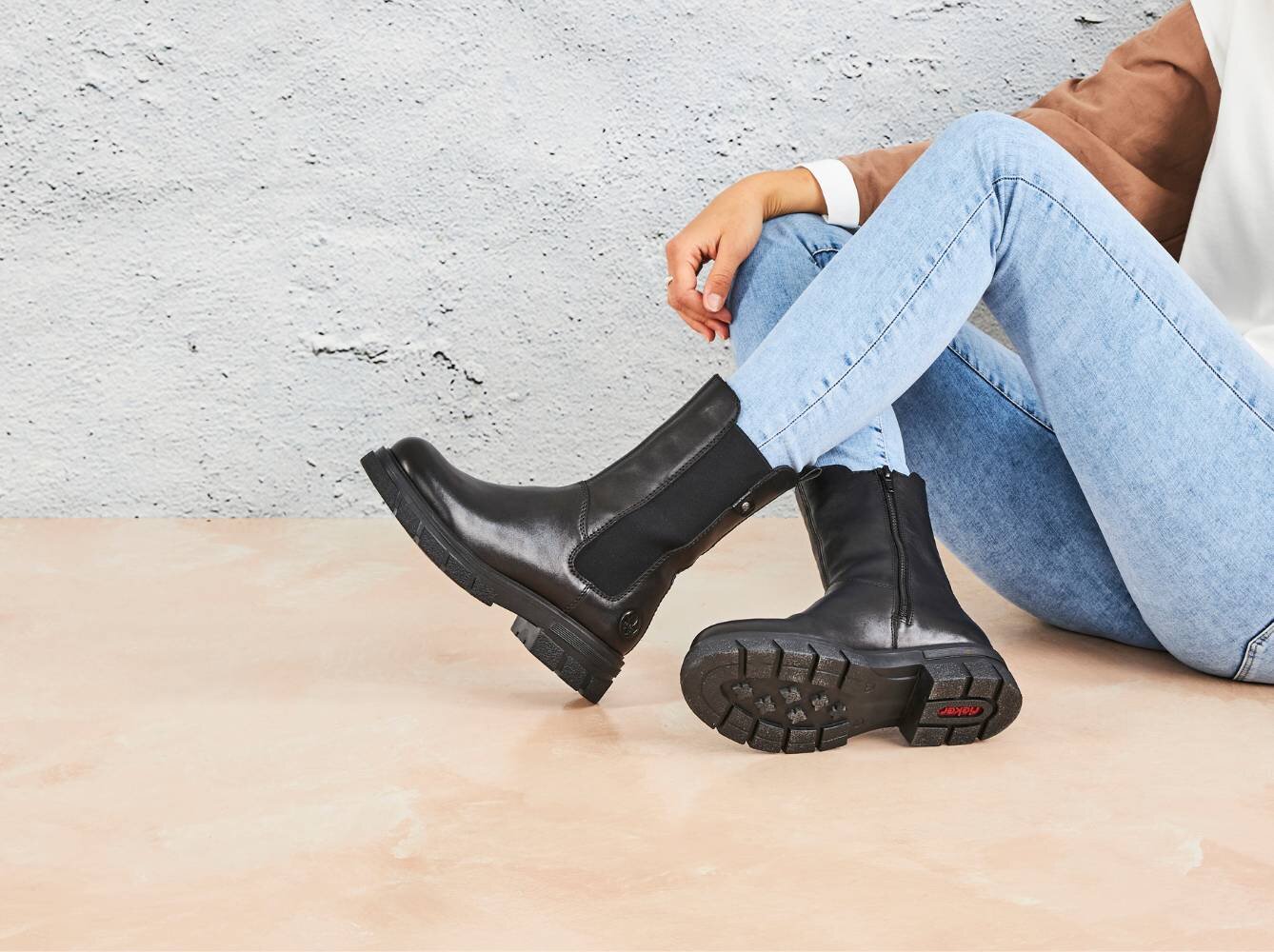 https://www.skoman.se/pub_docs/files/Small-banner-svarta-hoga-boots-dam-AW25.jpg