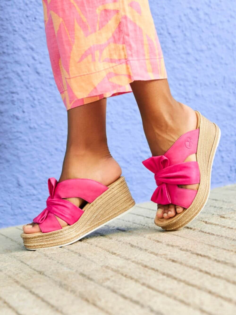 https://www.skoman.se/pub_docs/files/Startsida-Catrow-rosa-sandaletter-SS25.jpg