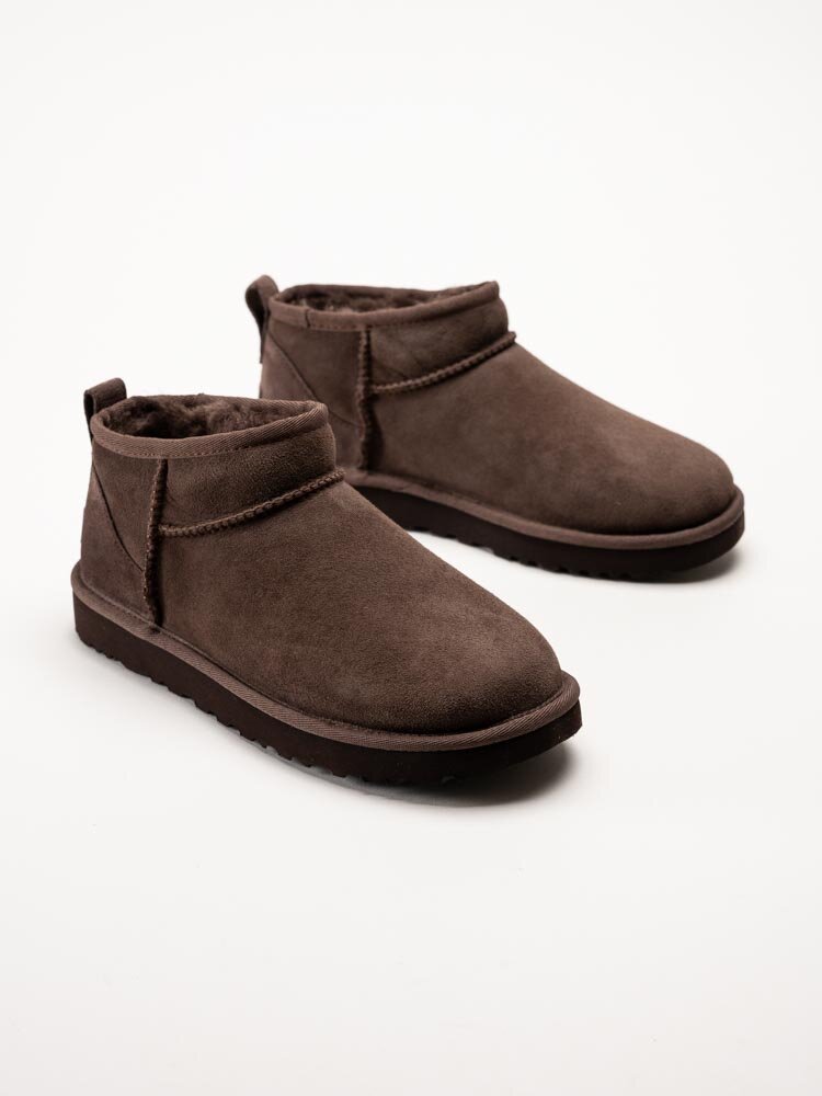 UGG - W Classic Ultra Mini - Mörkbruna ullfodrade boots i mocka