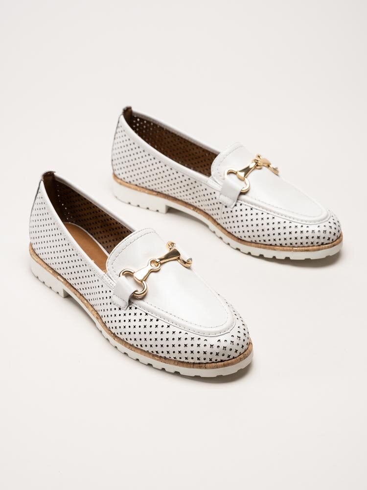 Tamaris - Vita loafers med guldfärgad länk