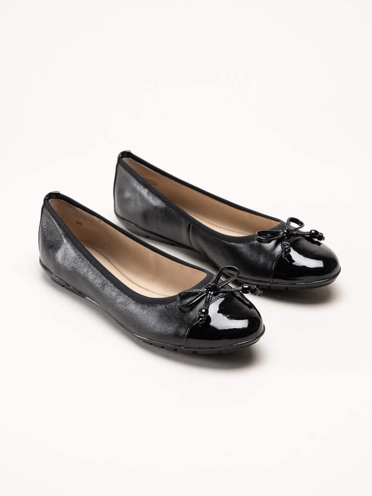 Caprice - Svarta ballerina i skinn med rosett