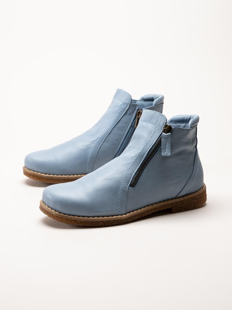 Charlotte of Sweden - Ljusblå boots i skinn med dubbla dragkedjor
