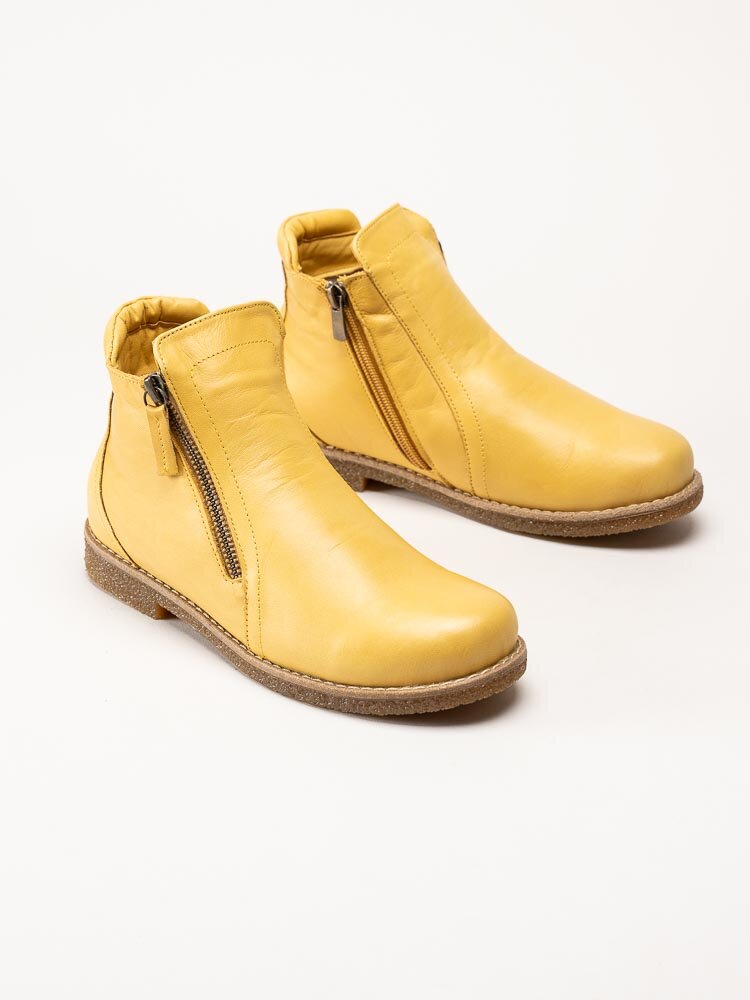 Charlotte of Sweden - Gula boots i skinn