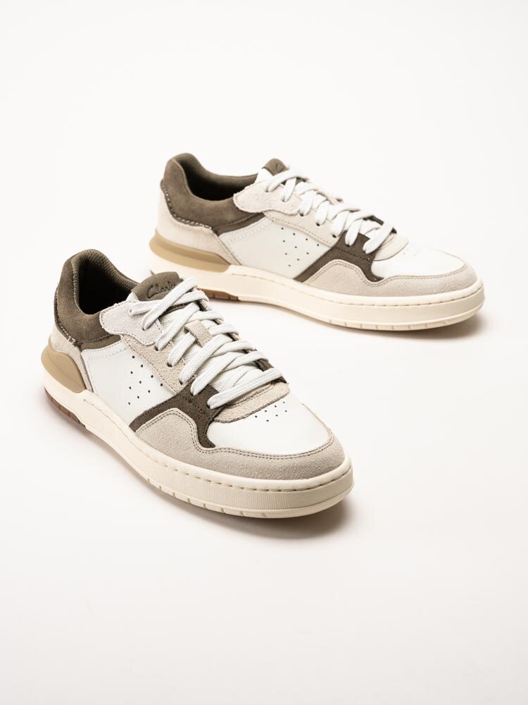 Clarks - Courtlite2 Lo G - Vita sneakers med färgade detaljer i mocka