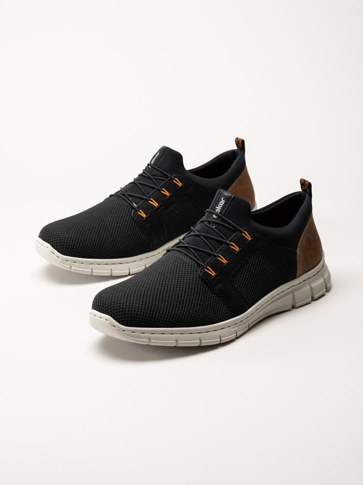 Rieker - Svarta slip on sneakers i textil