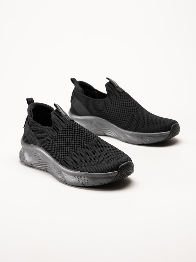 Rugged Gear - Svarta slip on sneakers i textil