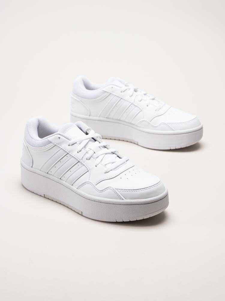 Adidas - Hoops 3.0 Bold W - Vita platåsneakers i skinnimitation