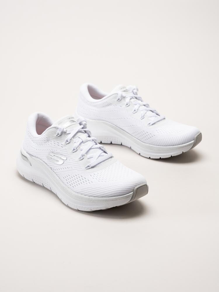 Skechers - Arch Fit 2.0 Glow The Distance - Vita sportskor i textil