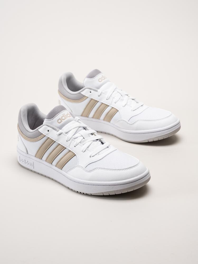 Adidas - Hoops 3.0 - Vita sneakers i skinnimitation