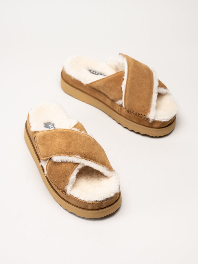 Axelda - Garda - Ljusbruna fårskinnsfodrade tofflor