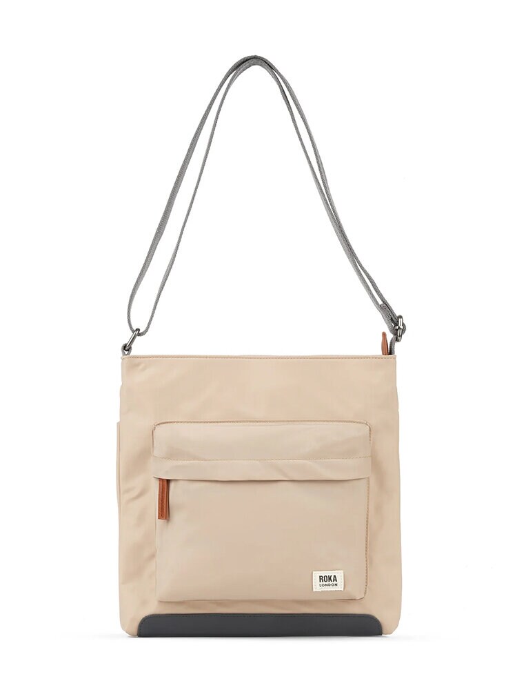 ROKA - Kennington B Recycled Nylon - Beige axelremsväska i återvunnen nylon