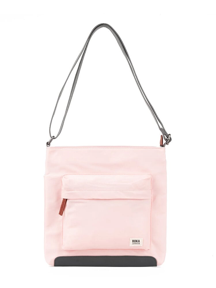 ROKA - Kennington B Recycled Nylon - Rosa axelremsväska i återvunnen nylon