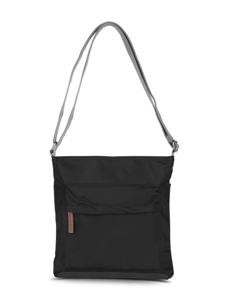 ROKA - Kennington B Recycled Nylon - Svart axelremsväska i återvunnen nylon