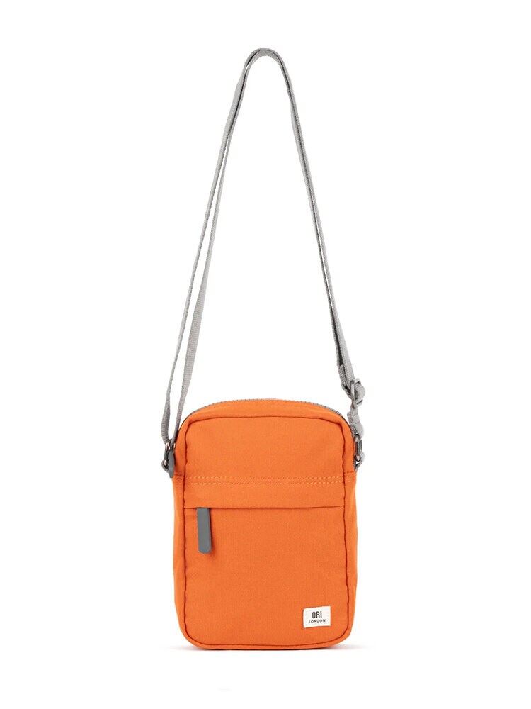 ROKA - Bond Recycled Canvas - Orange axelremsväska i återvunnen canvas