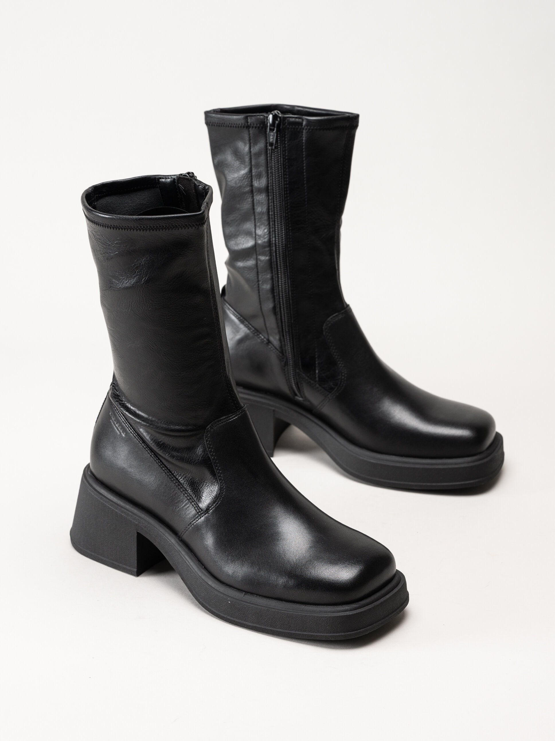 Vagabond - Dorah - Svarta boots med skinn och stretch