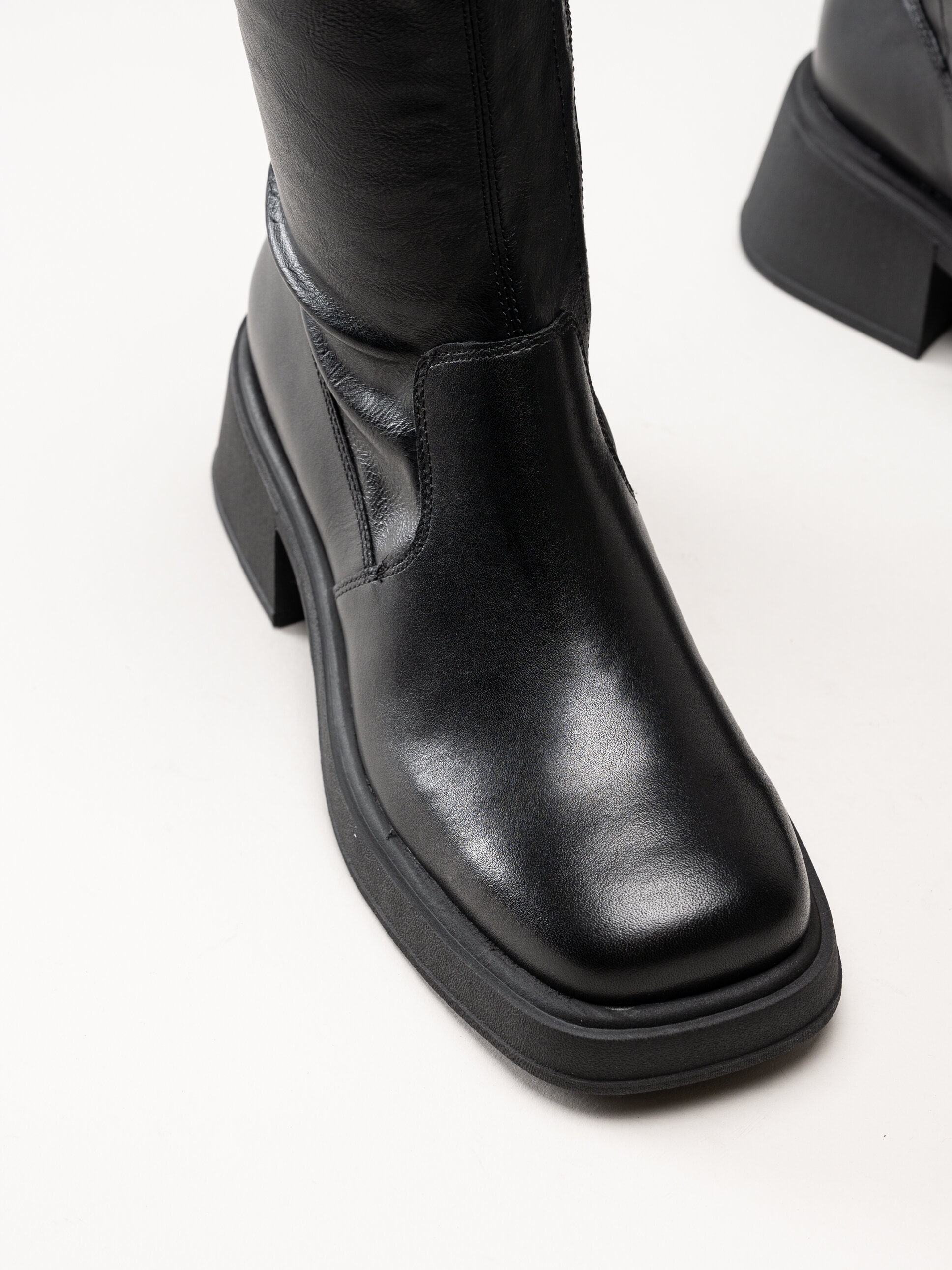 Vagabond - Dorah - Svarta boots med skinn och stretch