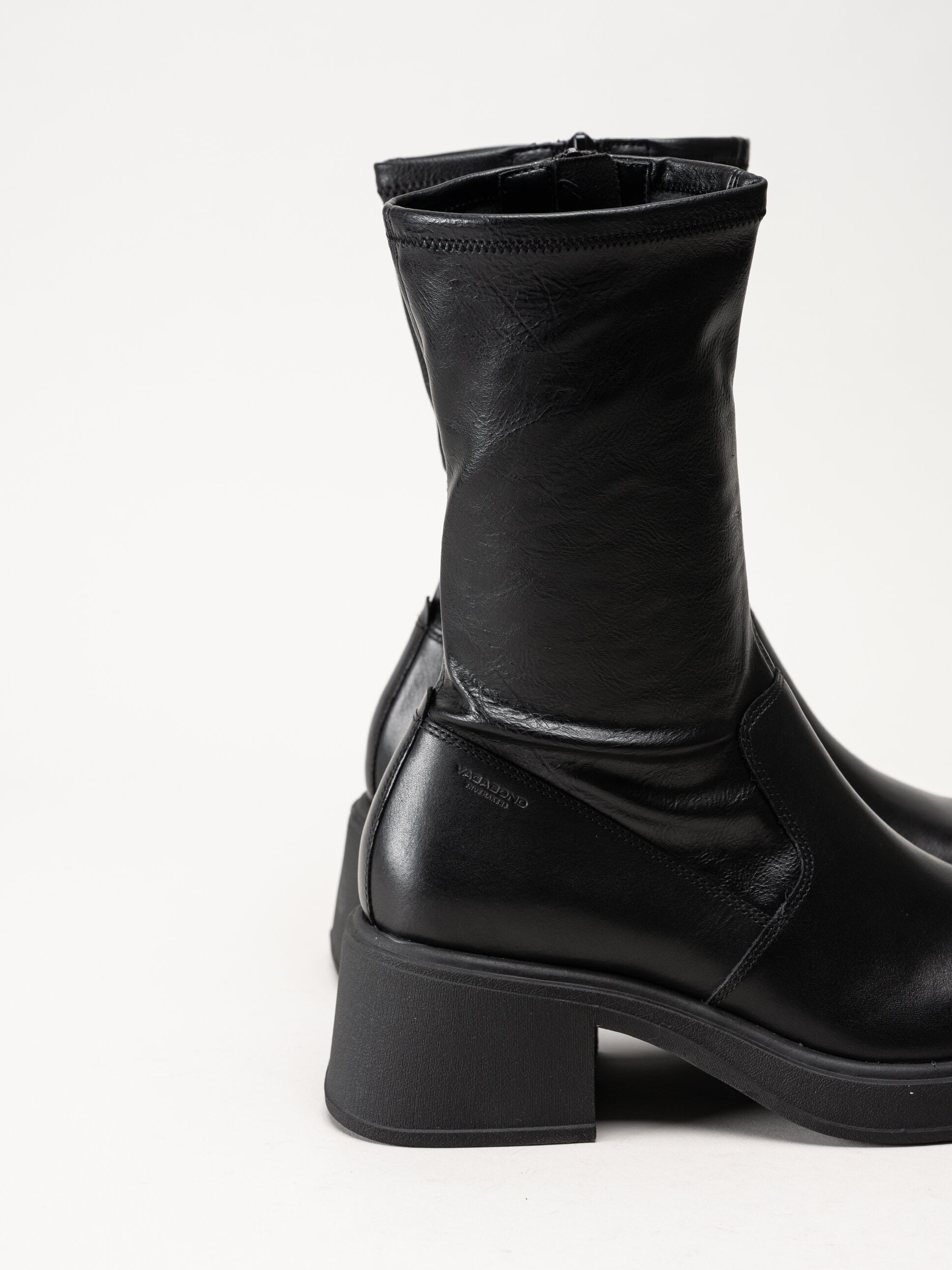 Vagabond - Dorah - Svarta boots med skinn och stretch