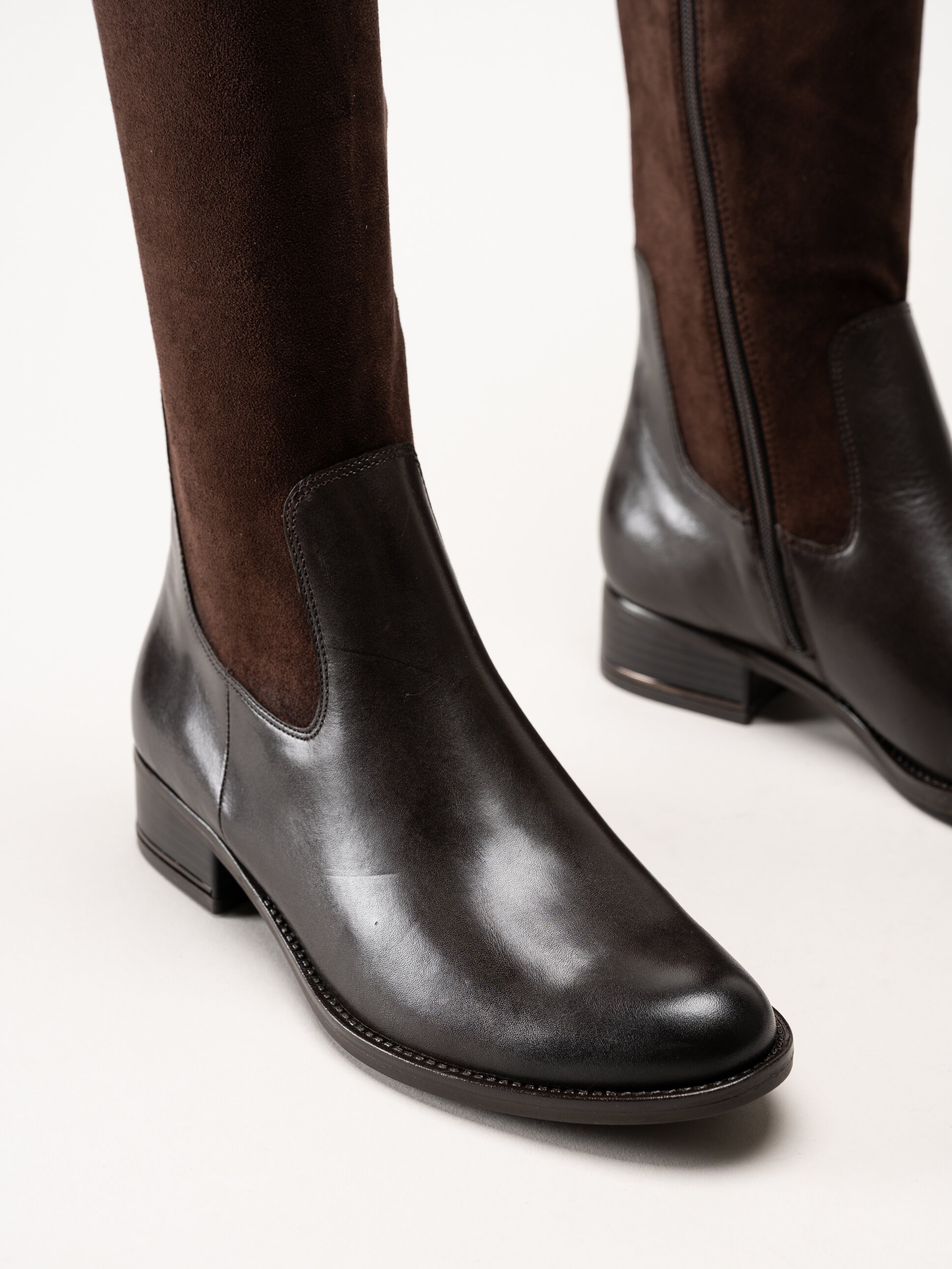 Caprice - Mörkbruna stövlar i skinn och textil