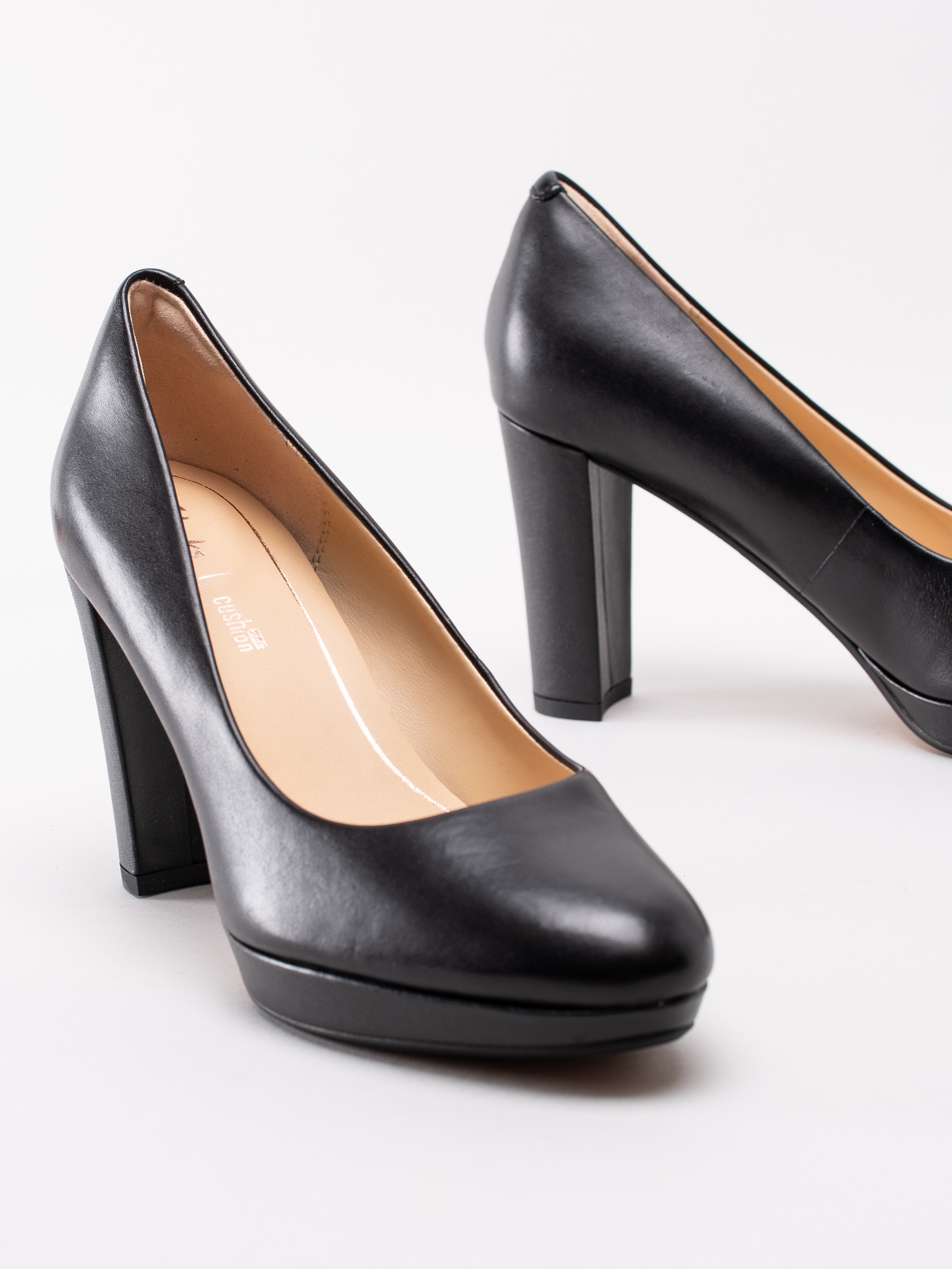 03193001 Clarks Kendra Sienna 26118842 svarta klassiska pumps med platå-6