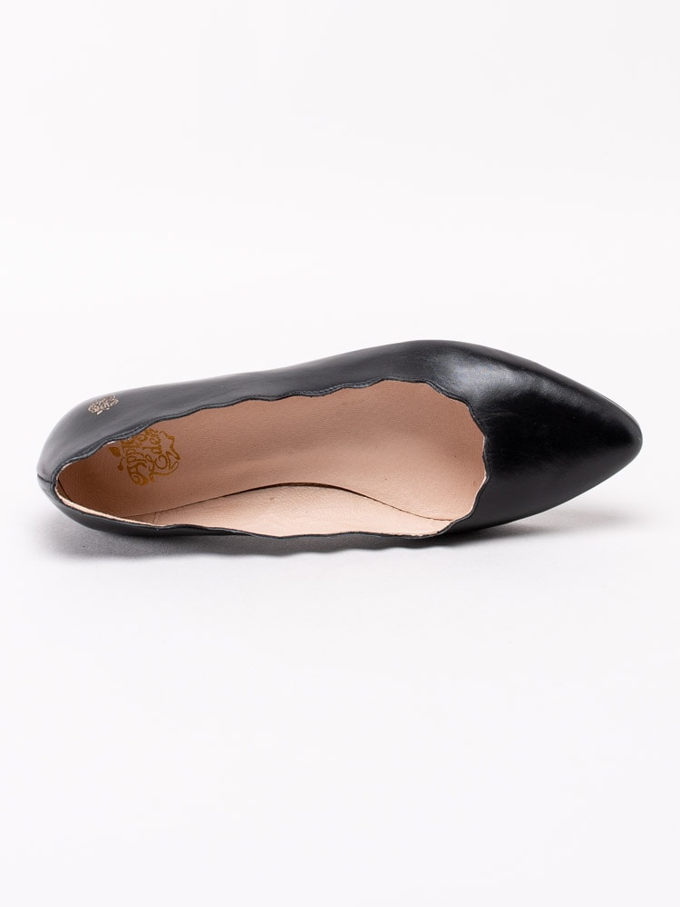 03201005 Apple of Eden Bree Black Svarta spetsiga ballerinaskor med vågig skärning-4