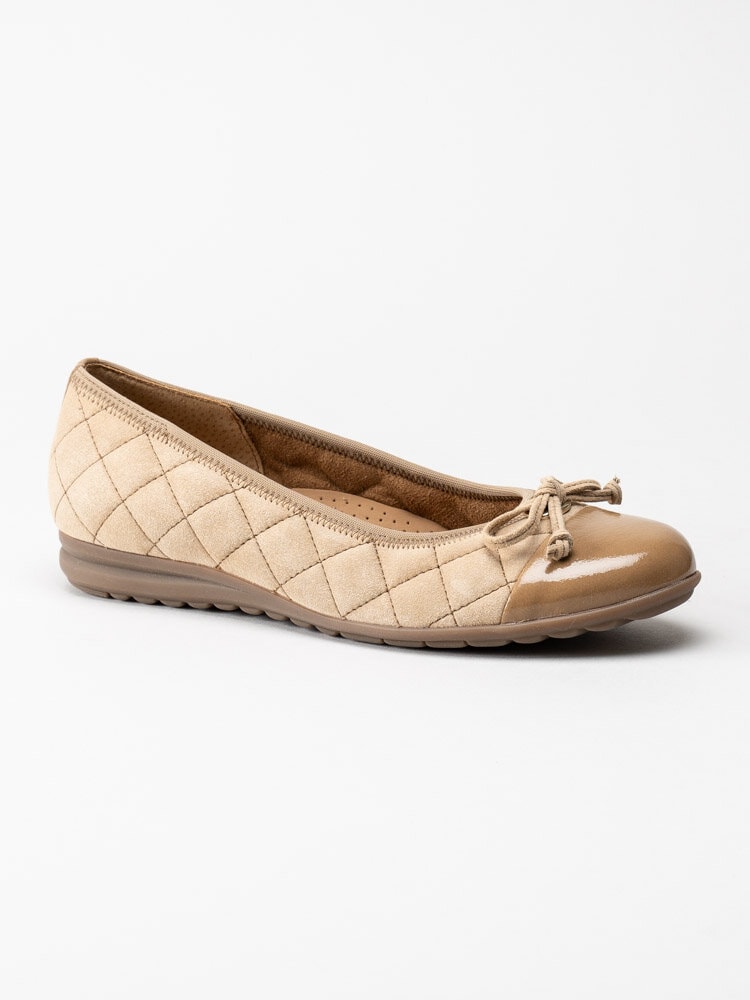 Gabor - Beige ballerina i mocka med lackparti fram