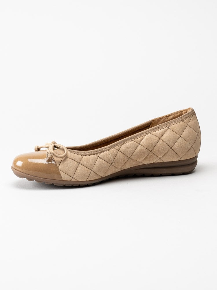 Gabor - Beige ballerina i mocka med lackparti fram