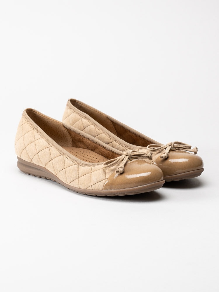 Gabor - Beige ballerina i mocka med lackparti fram