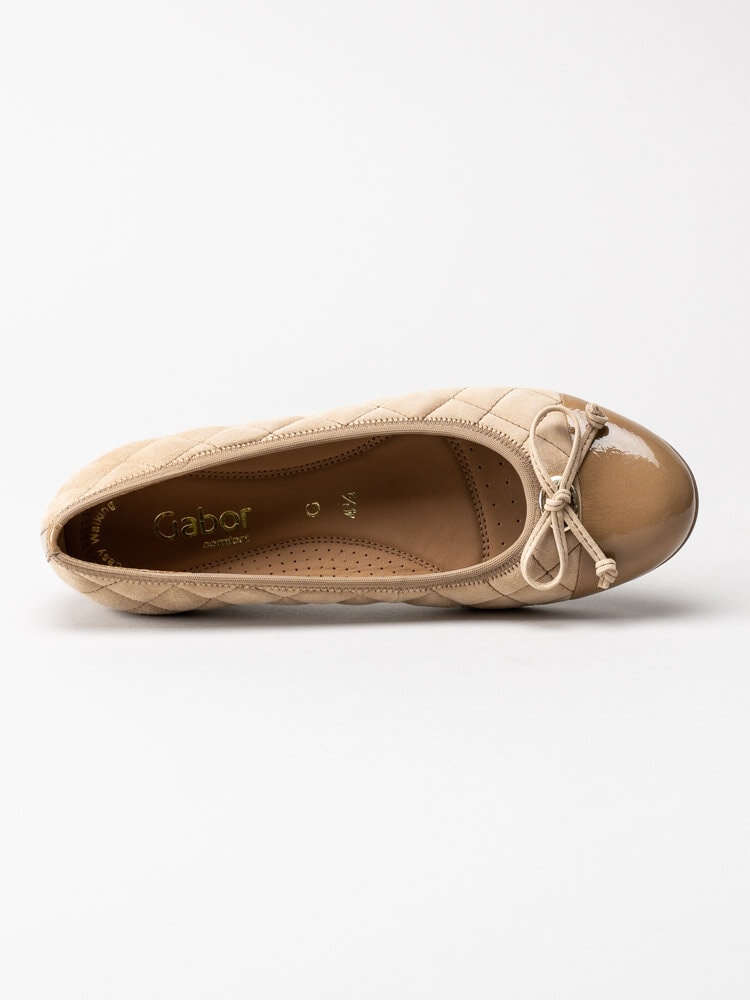 Gabor - Beige ballerina i mocka med lackparti fram