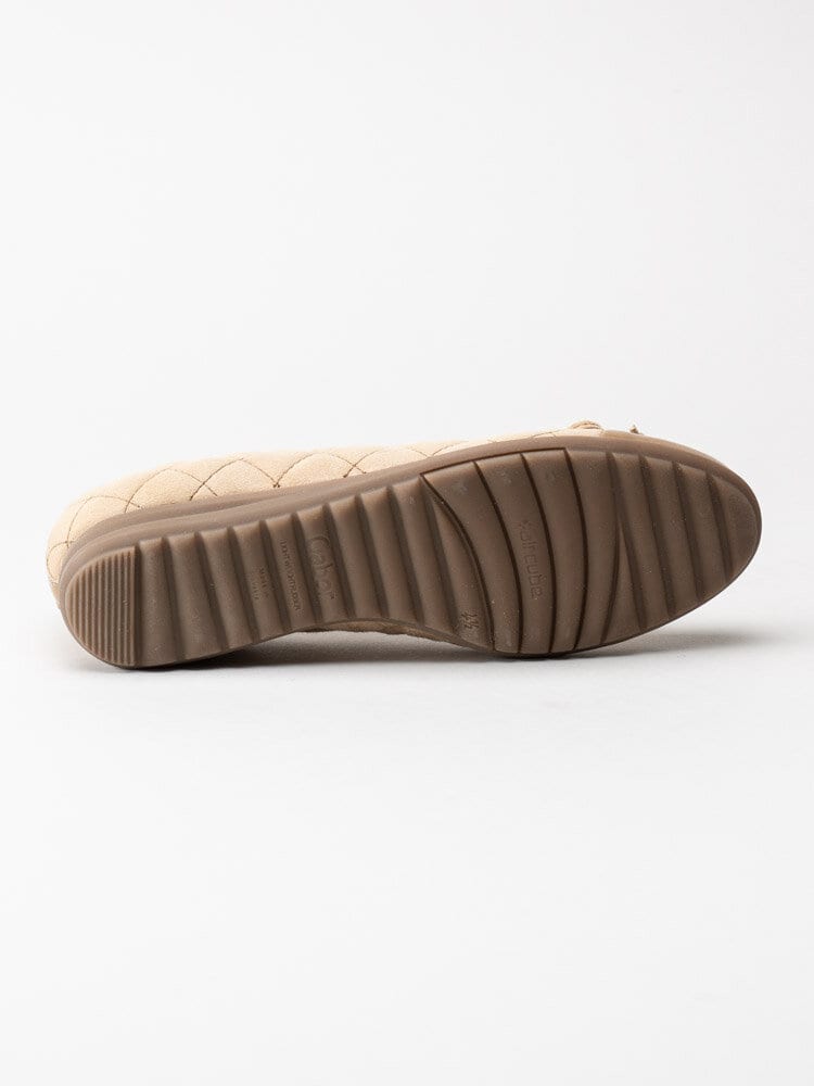 Gabor - Beige ballerina i mocka med lackparti fram