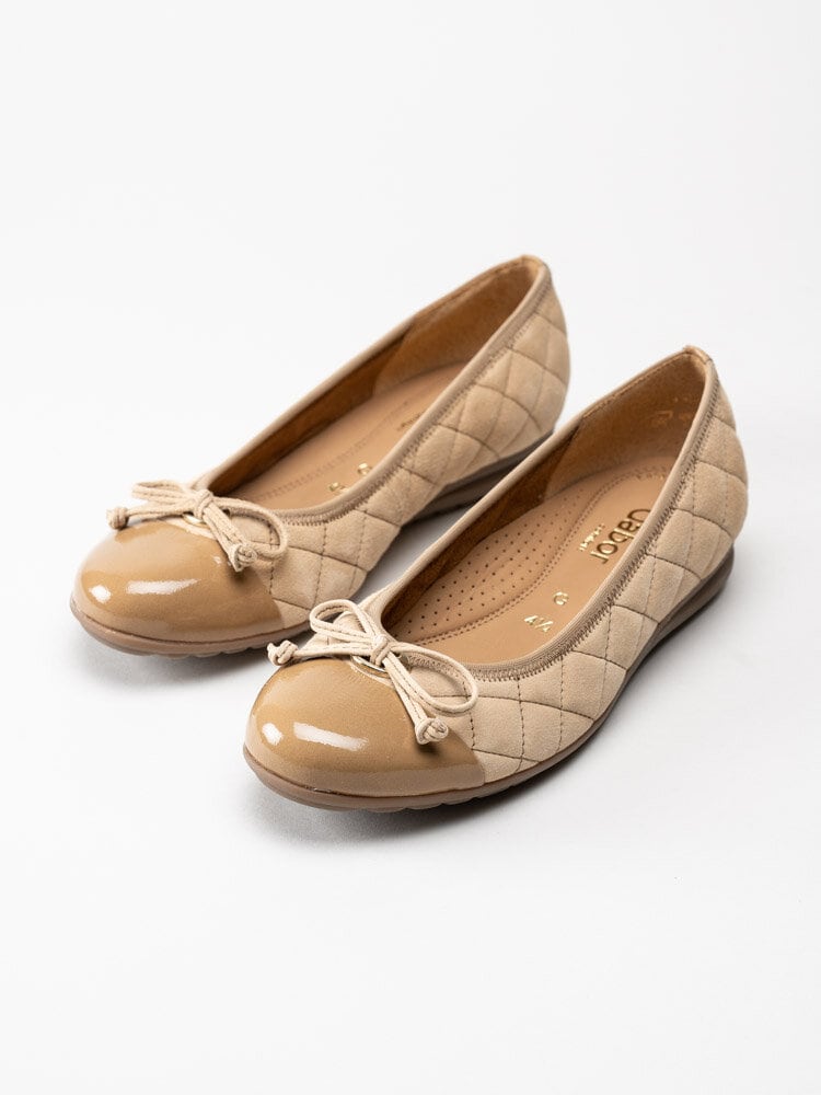 Gabor - Beige ballerina i mocka med lackparti fram
