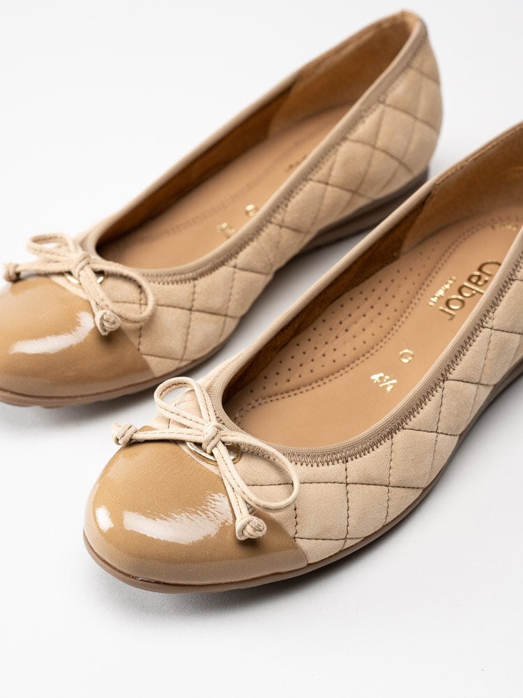 Gabor - Beige ballerina i mocka med lackparti fram