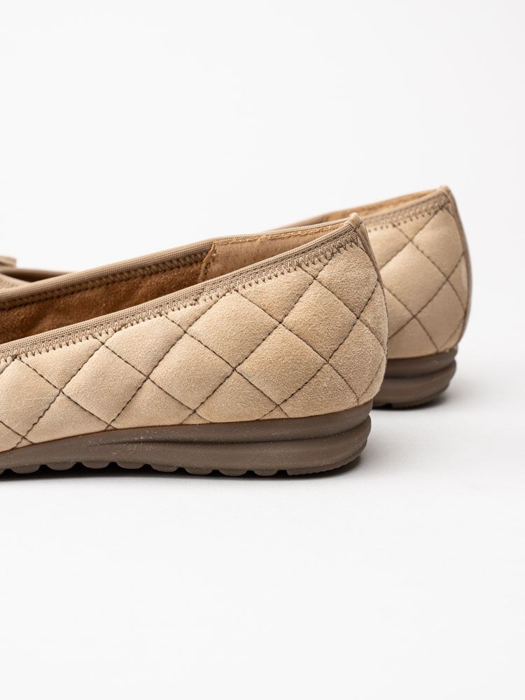 Gabor - Beige ballerina i mocka med lackparti fram