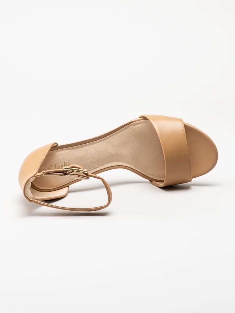 Clarks - Deva Mae - Beige sandaletter i skinn