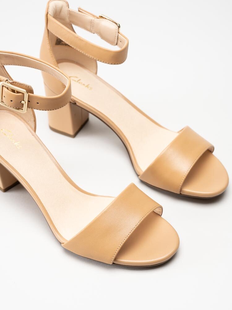 Clarks - Deva Mae - Beige sandaletter i skinn