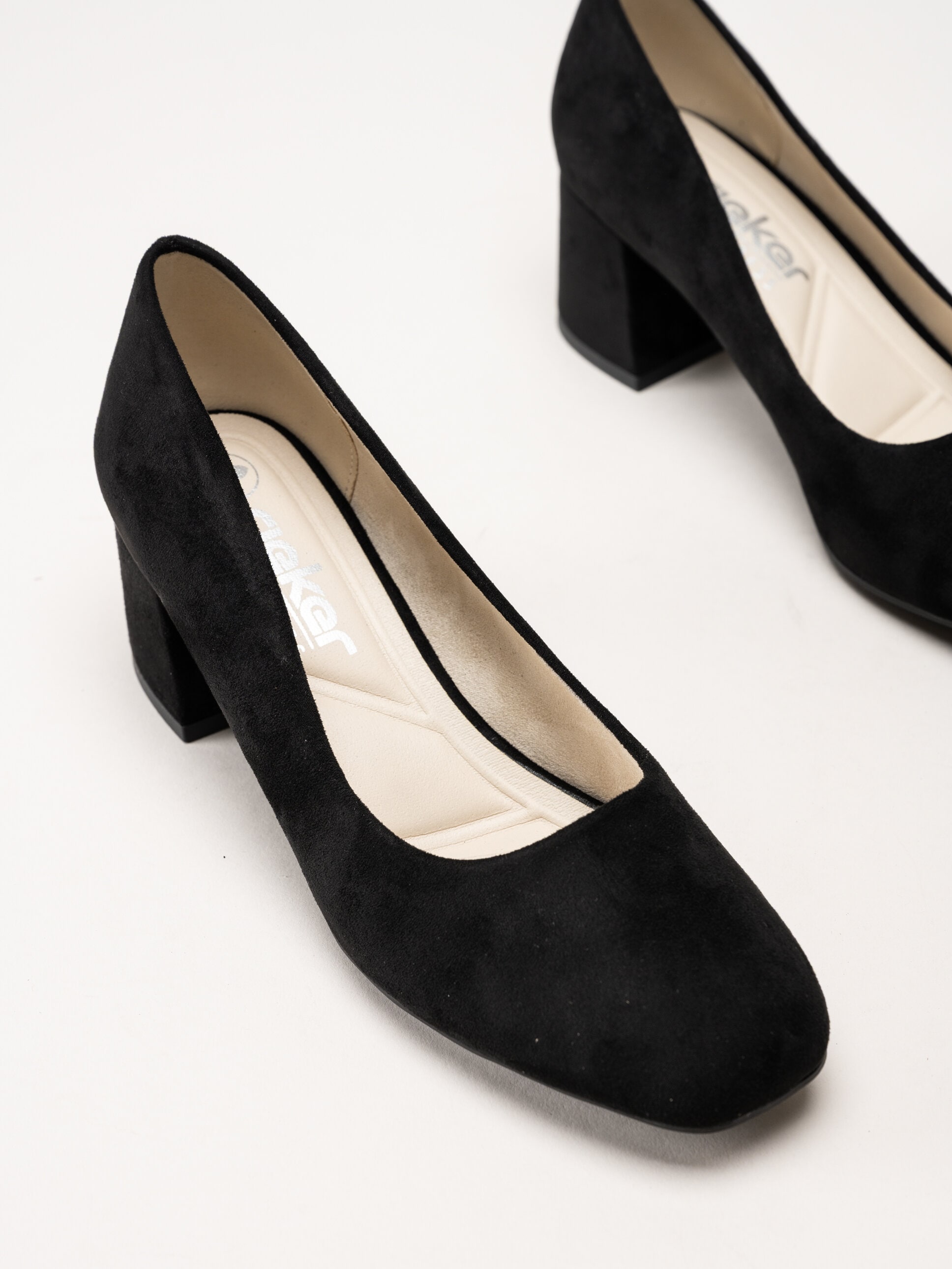 Rieker - Svarta pumps i microtextil