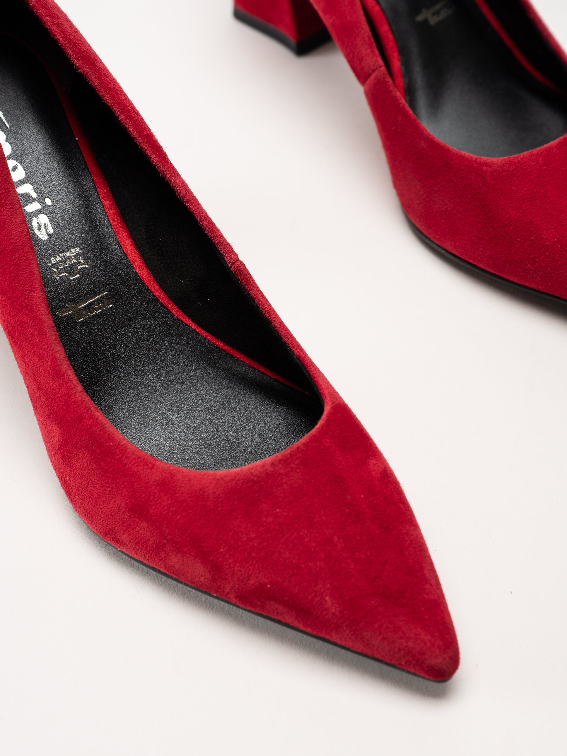 Tamaris - Röda pumps i mocka