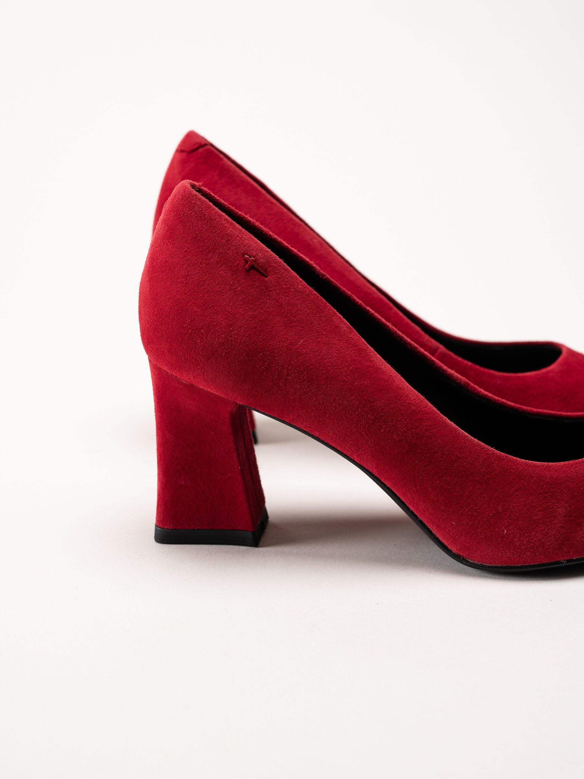 Tamaris - Röda pumps i mocka