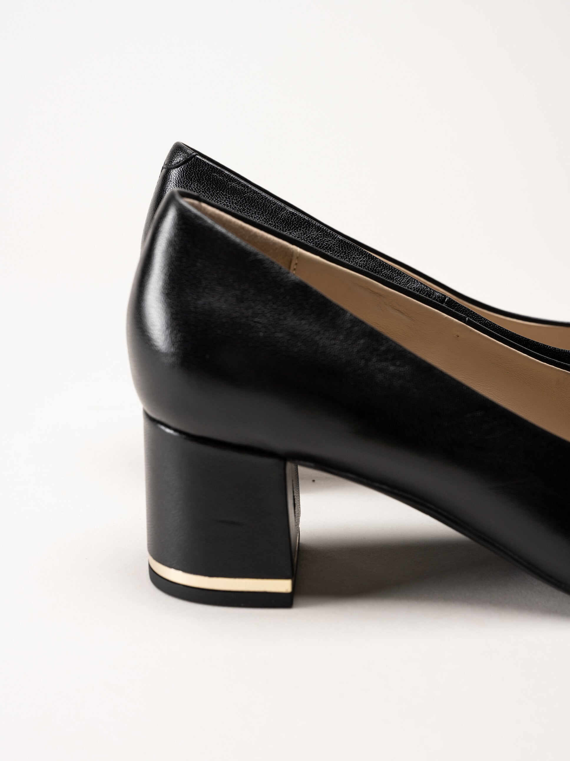 Caprice - Svarta pumps i skinn