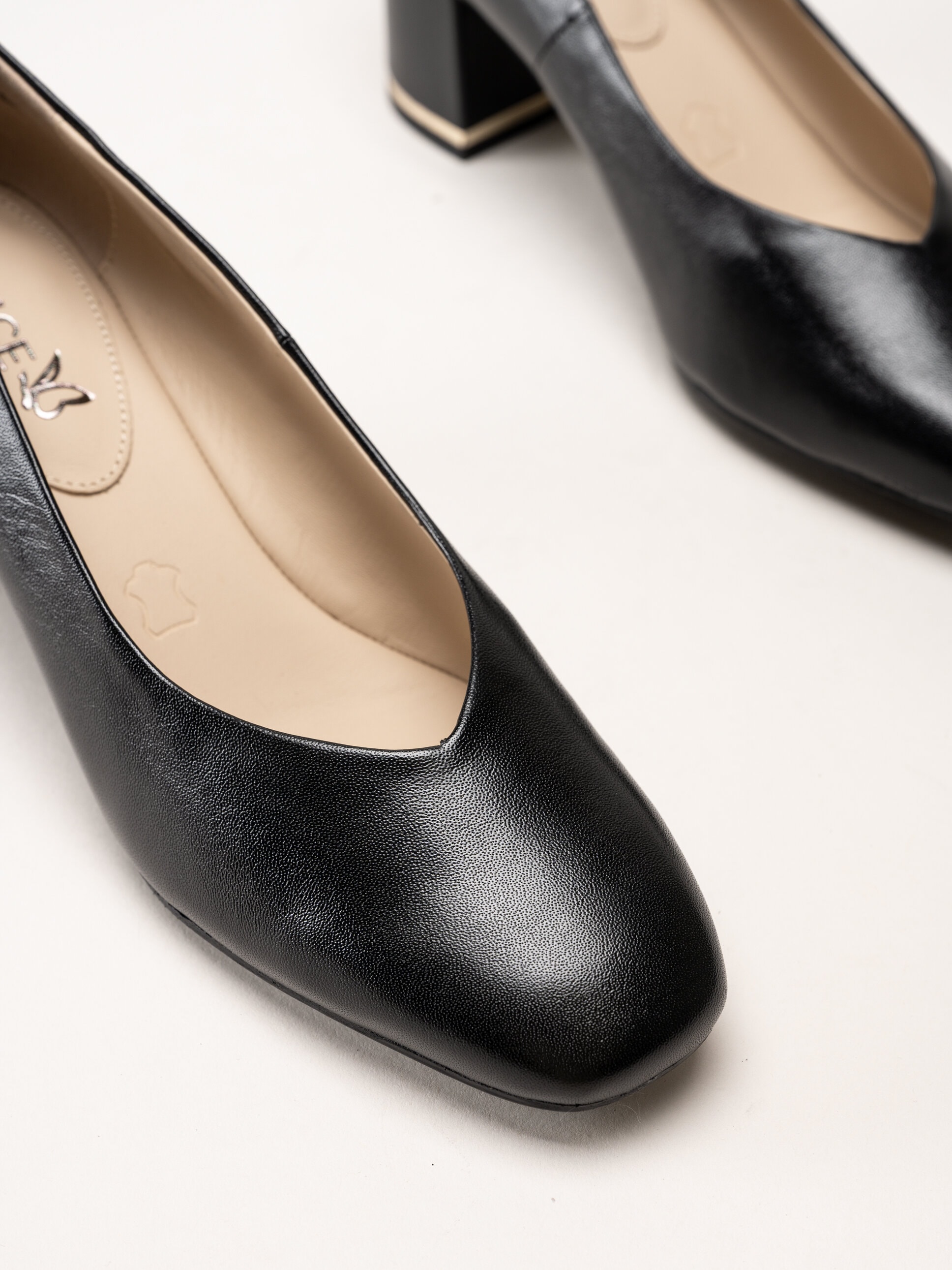 Caprice - Svarta pumps i skinn