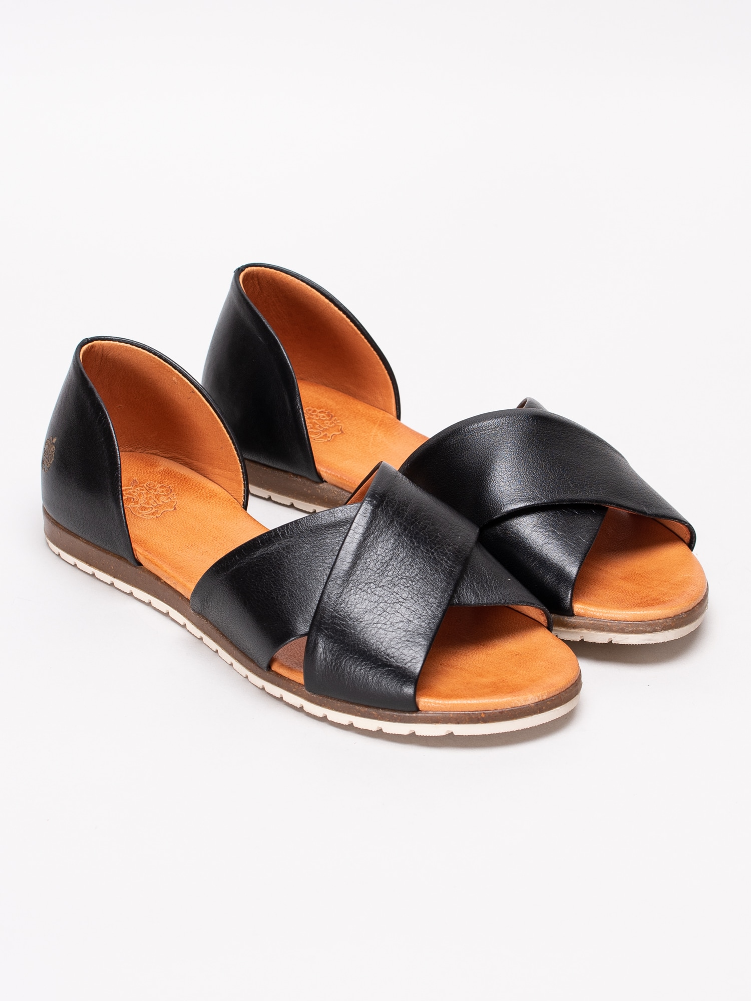06191018 Apple of Eden Chiusi Black svarta sandaler med korsade band-3