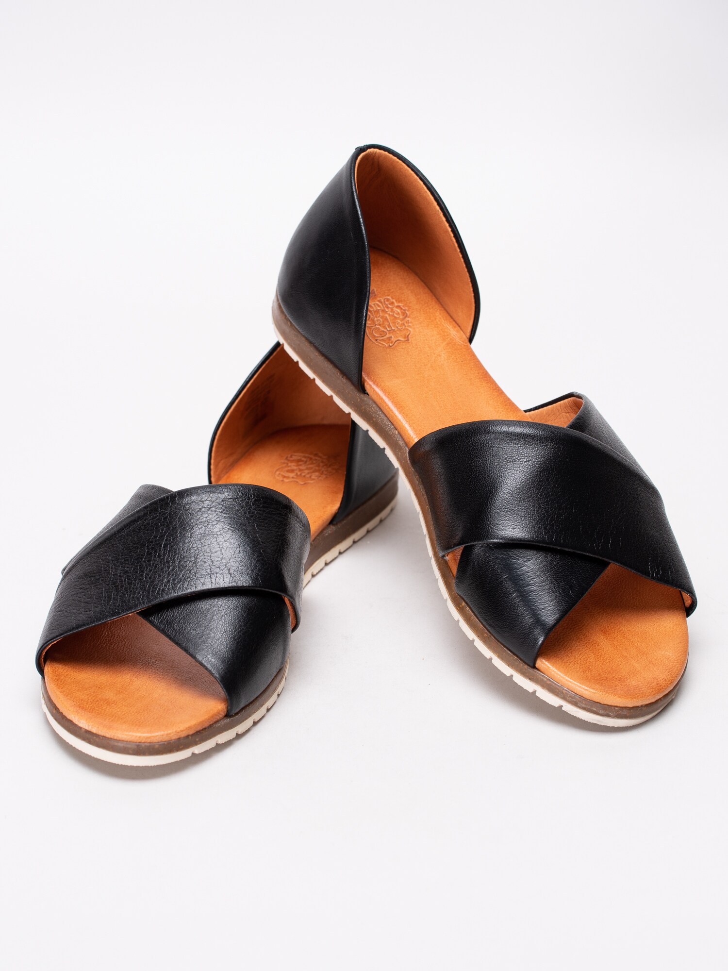 06191018 Apple of Eden Chiusi Black svarta sandaler med korsade band-6