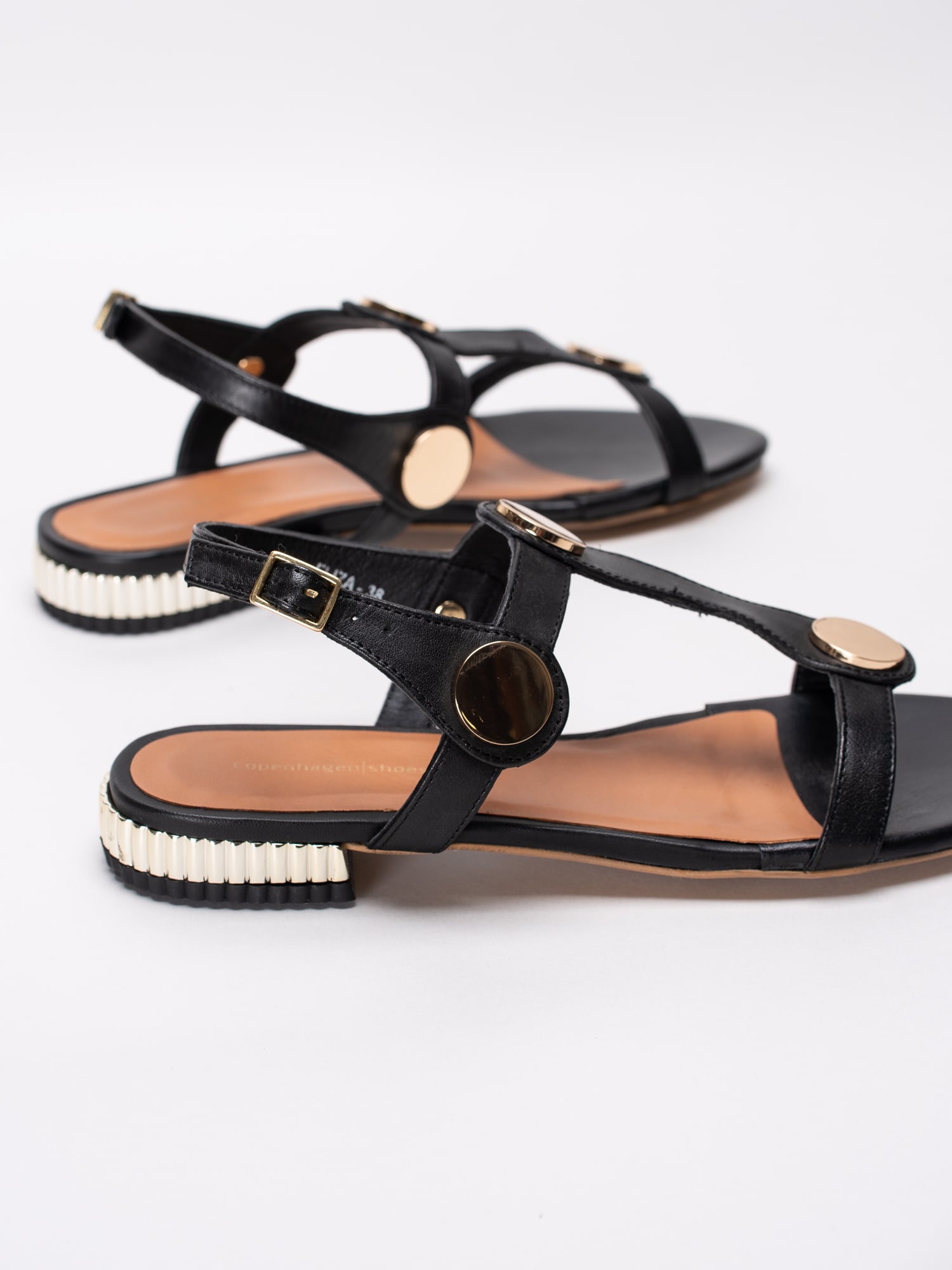 06191025 Copenhagen Shoes Eliza CS1850-001 svarta sandaler med T-slejf och guldknappar-6