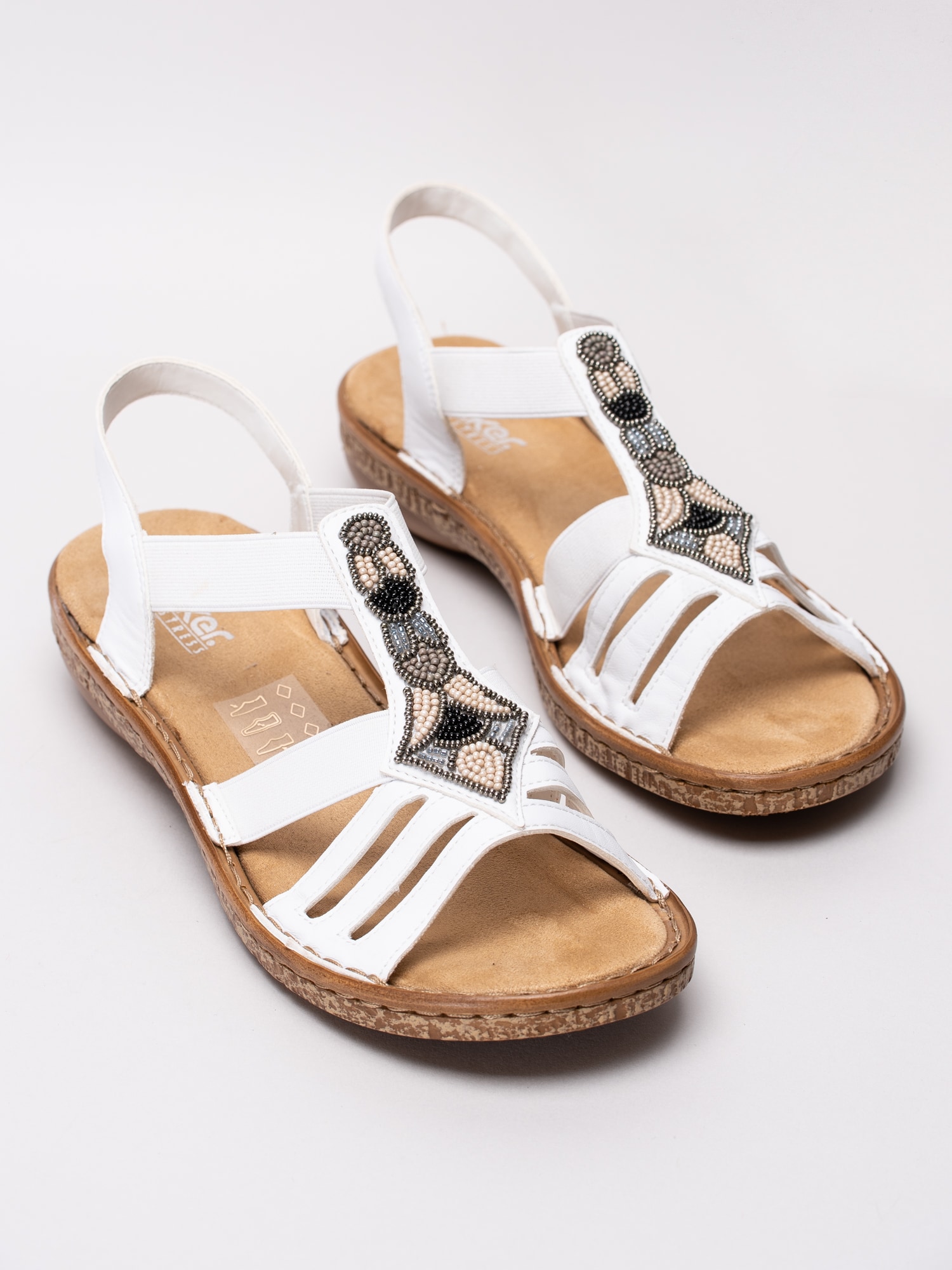 06191070 Rieker 628G5-80 vita resårsandaler med pärlor på T-slejf-6