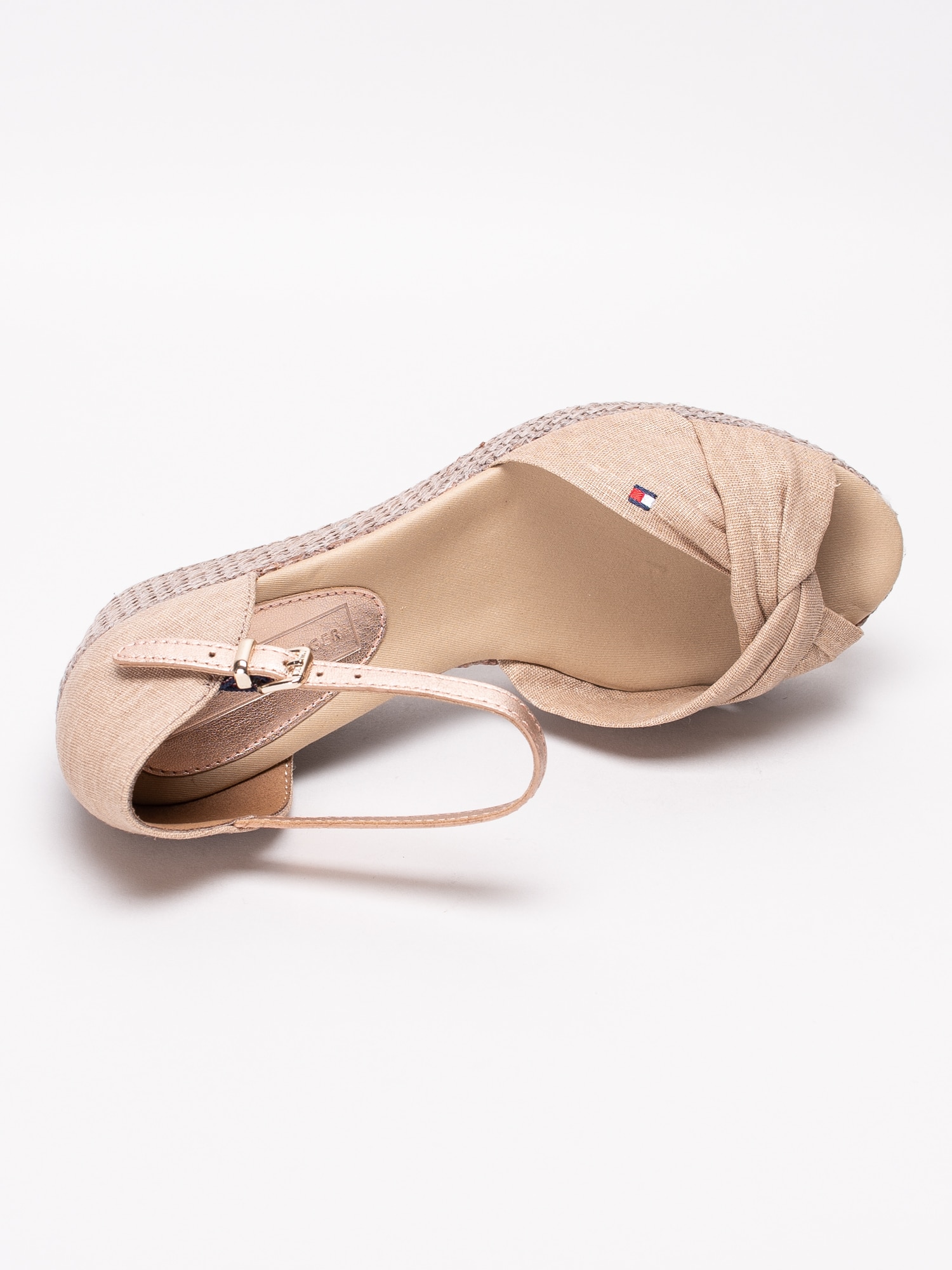 06191098 Tommy Hilfiger Iconic Elba FW0FW04079-932 beige espadrillos med kilklack och metallisk vristrem-4