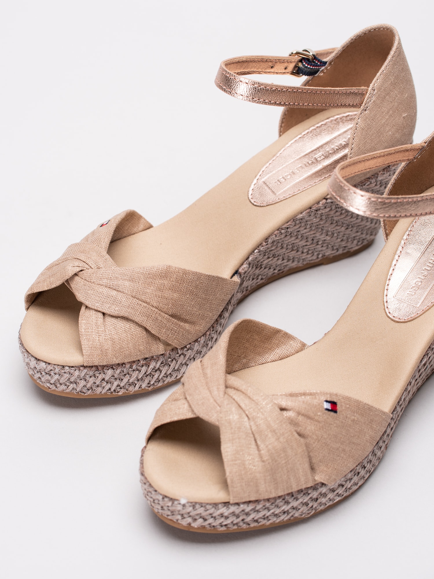 06191098 Tommy Hilfiger Iconic Elba FW0FW04079-932 beige espadrillos med kilklack och metallisk vristrem-6