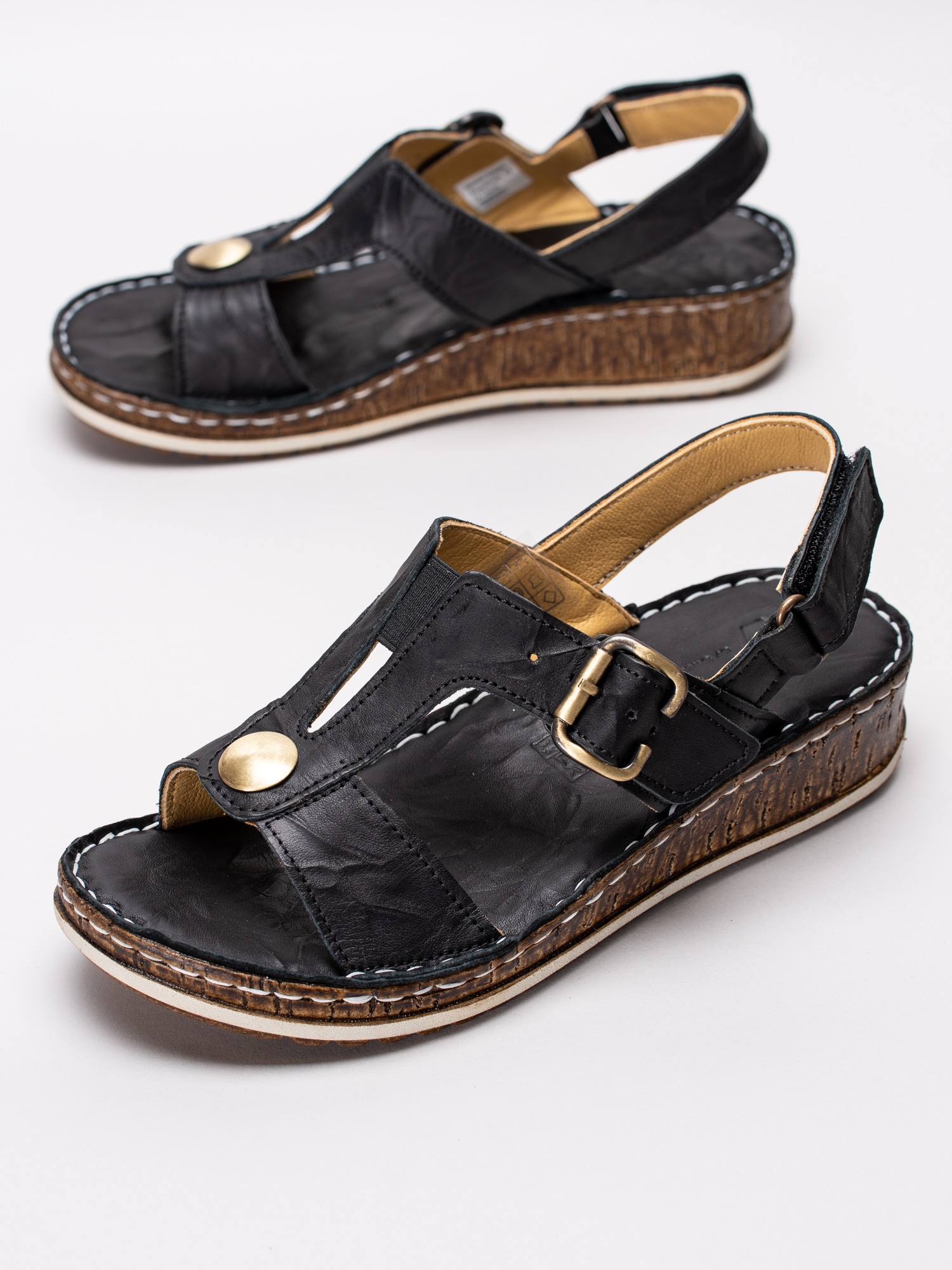 06191147 Charlotte 881-1359-101 svarta kilklackade sandaler med T-slejf och guldnit-6