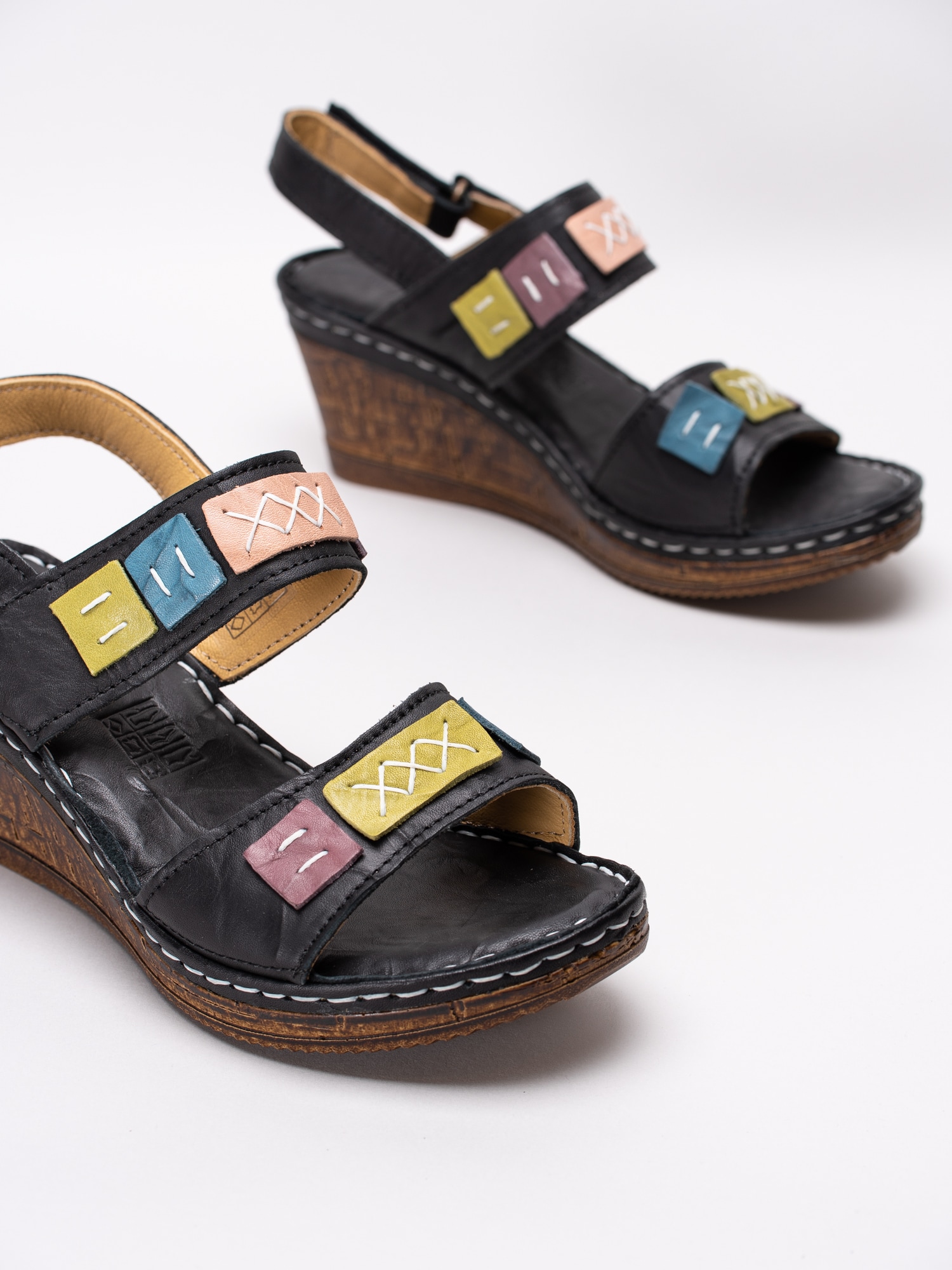 06191149 Charlotte 881-1541-101 svarta kilklackade sandaletter med sydda flerfärgade rutor-6